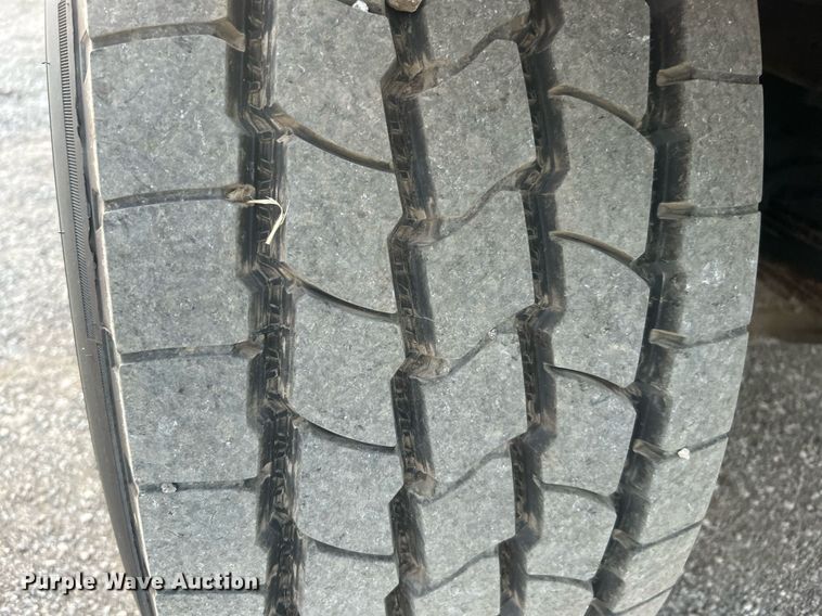 image for item EG1000 1998 International  4900 crane truck