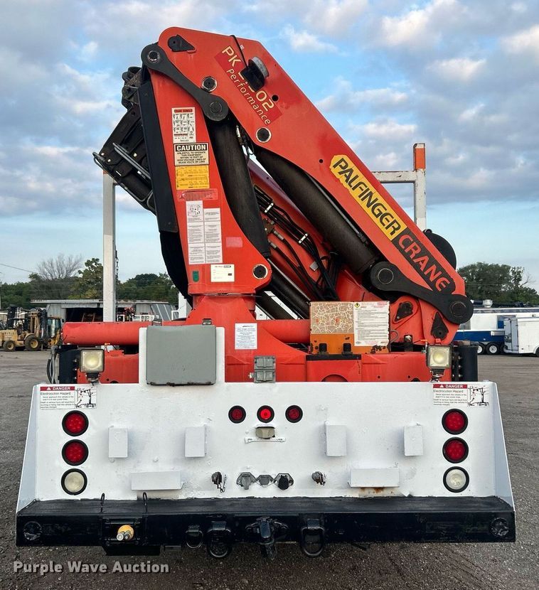 image for item EG1001 2008 International  7500 crane truck