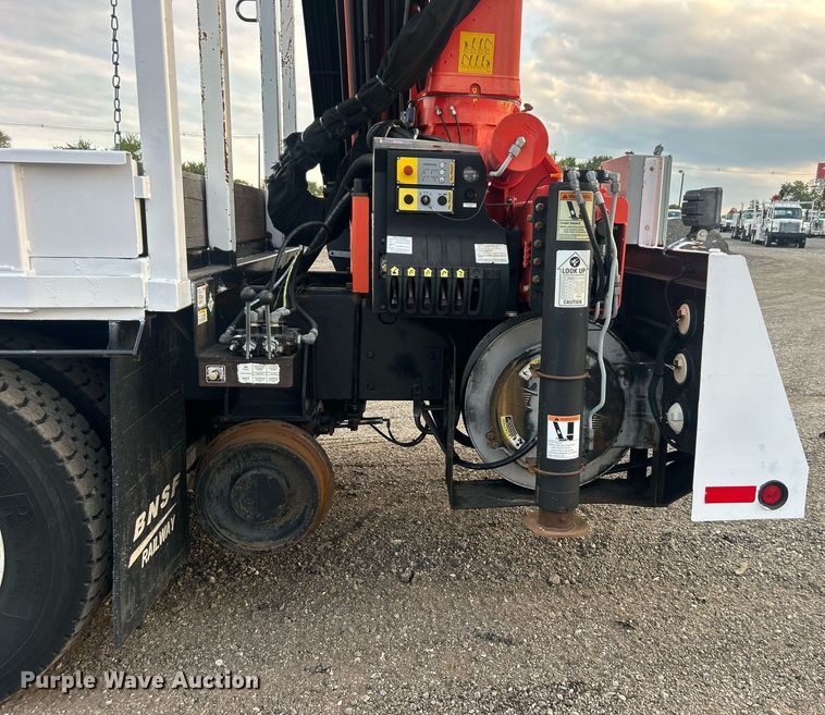 image for item EG1001 2008 International  7500 crane truck