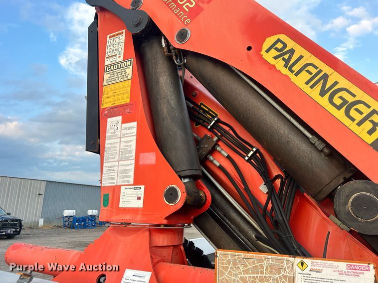 image for item EG1001 2008 International  7500 crane truck