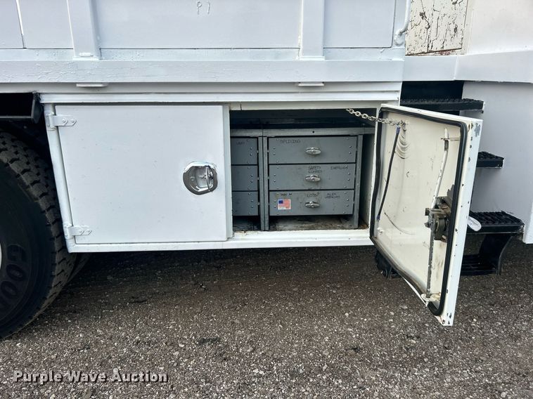 image for item EG1001 2008 International  7500 crane truck