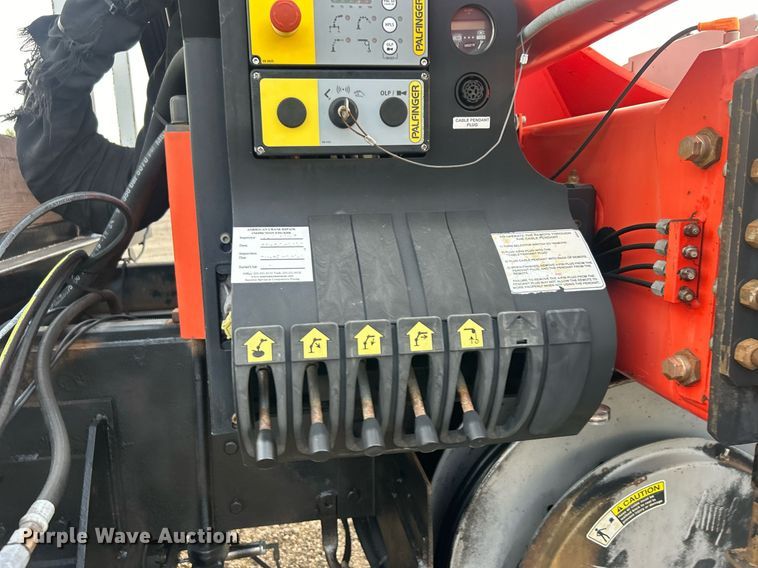 image for item EG1001 2008 International  7500 crane truck