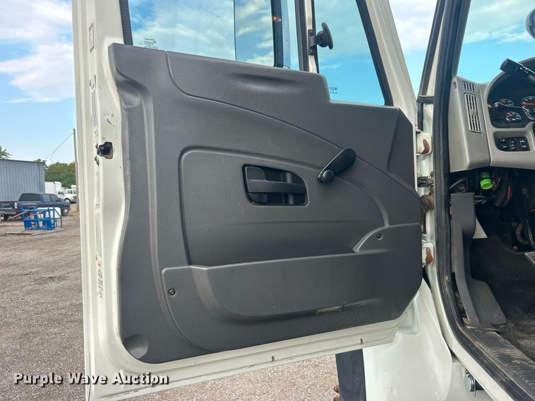 image for item EG1001 2008 International  7500 crane truck