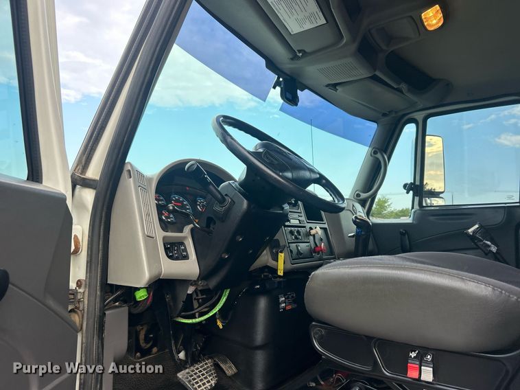 image for item EG1001 2008 International  7500 crane truck