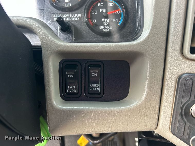 image for item EG1001 2008 International  7500 crane truck