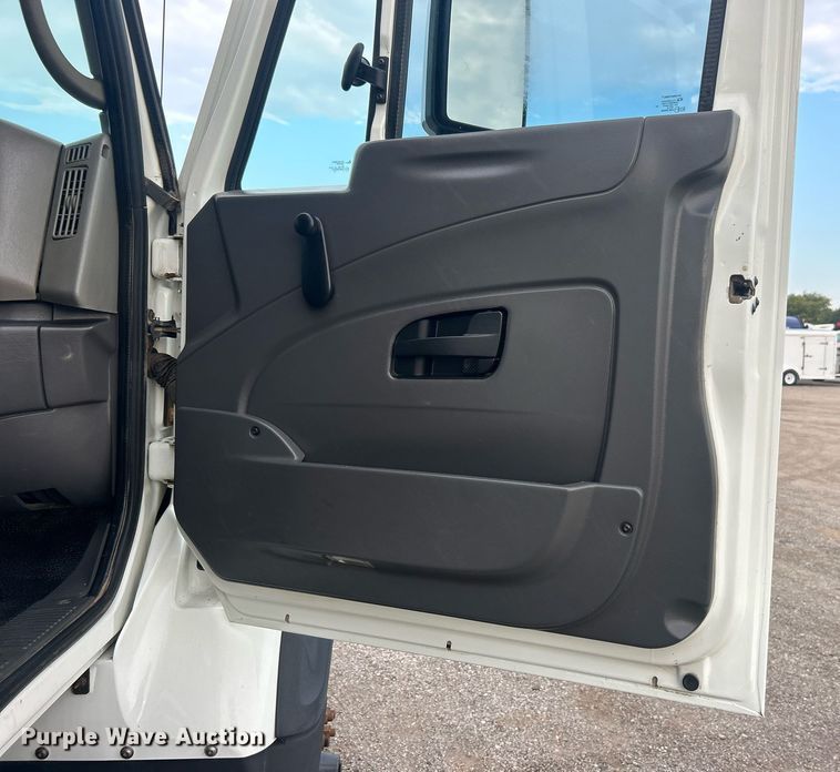 image for item EG1001 2008 International  7500 crane truck