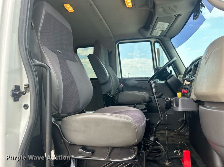 image for item EG1001 2008 International  7500 crane truck