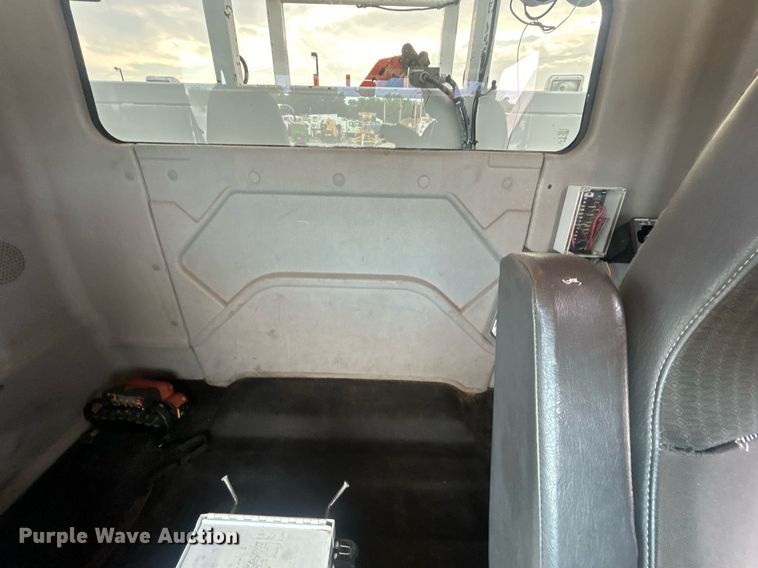 image for item EG1001 2008 International  7500 crane truck