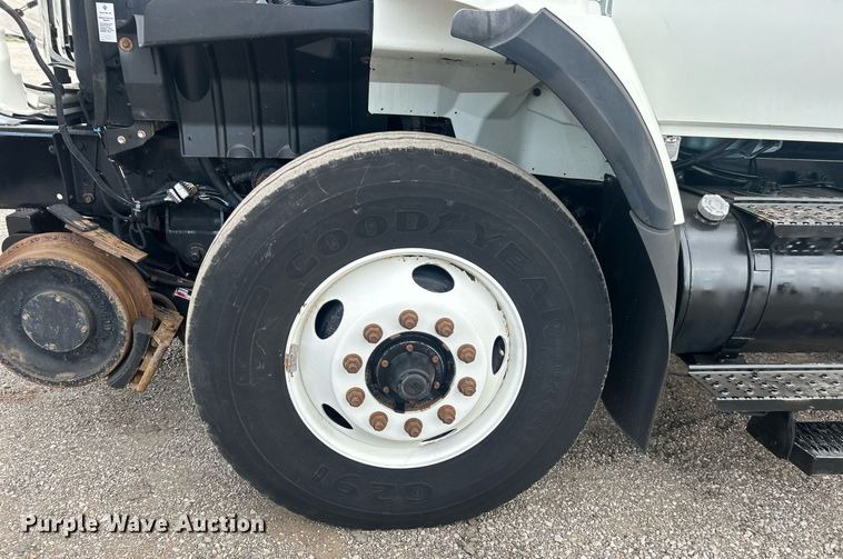 image for item EG1001 2008 International  7500 crane truck