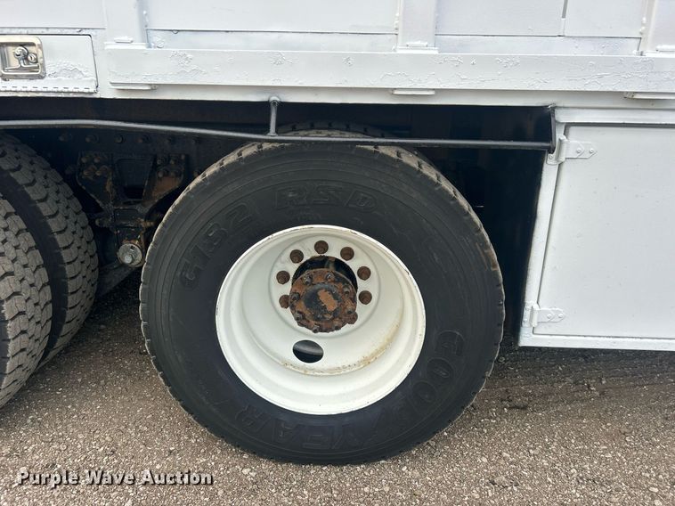 image for item EG1001 2008 International  7500 crane truck