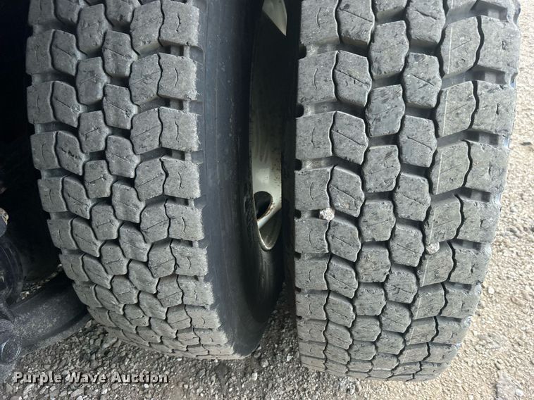 image for item EG1001 2008 International  7500 crane truck