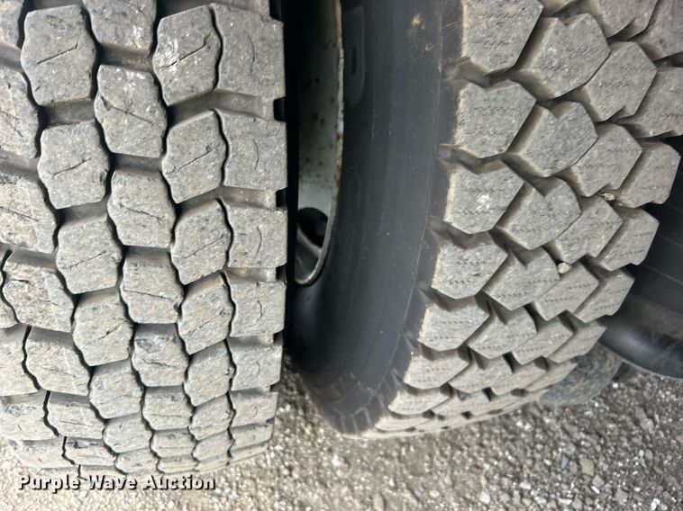 image for item EG1001 2008 International  7500 crane truck