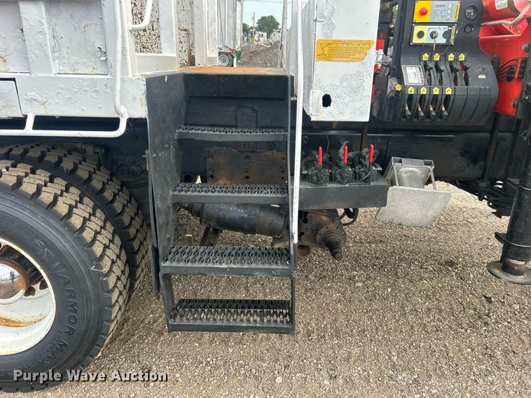 image for item EG1004 2007 Freightliner  Business Class M2 crane truck