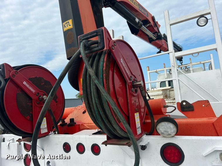 image for item EG1004 2007 Freightliner  Business Class M2 crane truck