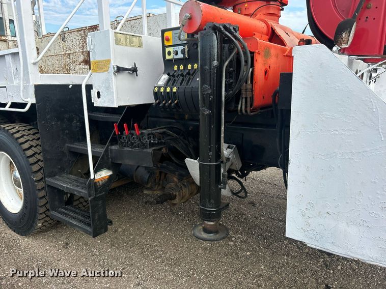 image for item EG1004 2007 Freightliner  Business Class M2 crane truck