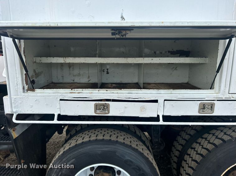 image for item EG1004 2007 Freightliner  Business Class M2 crane truck