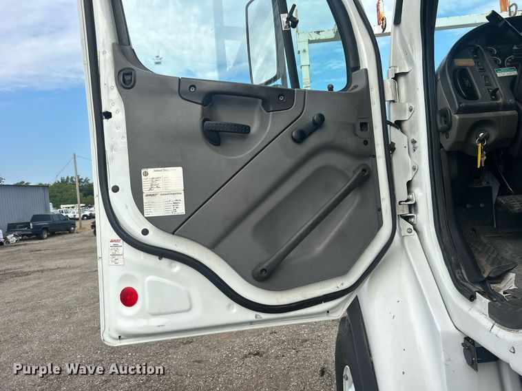 image for item EG1004 2007 Freightliner  Business Class M2 crane truck