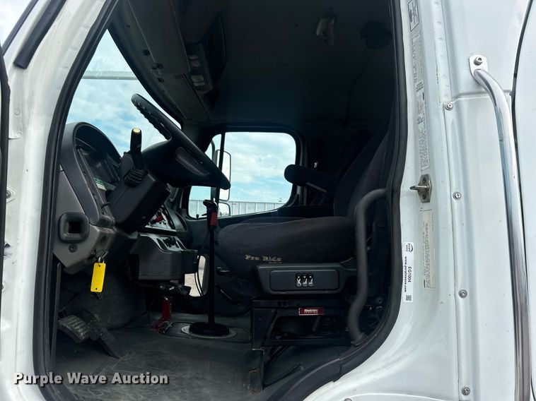 image for item EG1004 2007 Freightliner  Business Class M2 crane truck