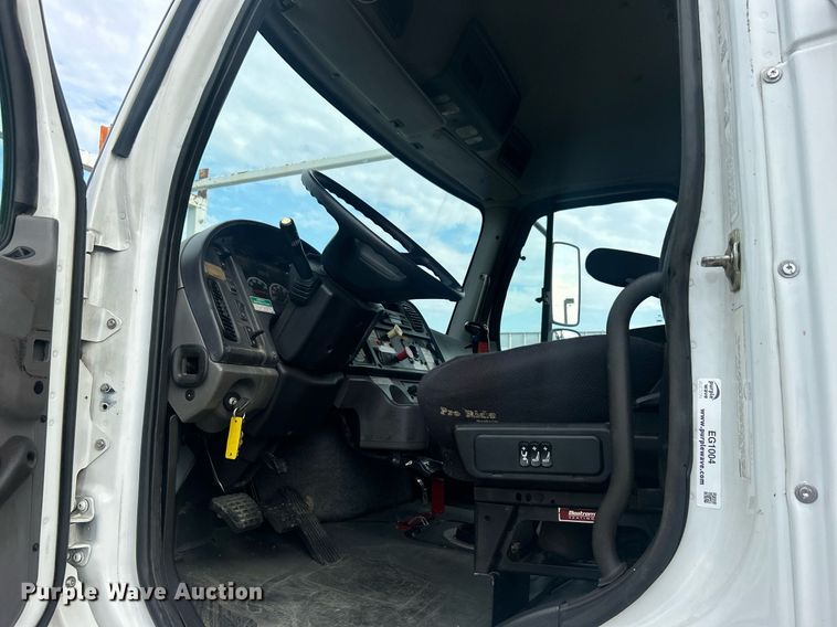 image for item EG1004 2007 Freightliner  Business Class M2 crane truck