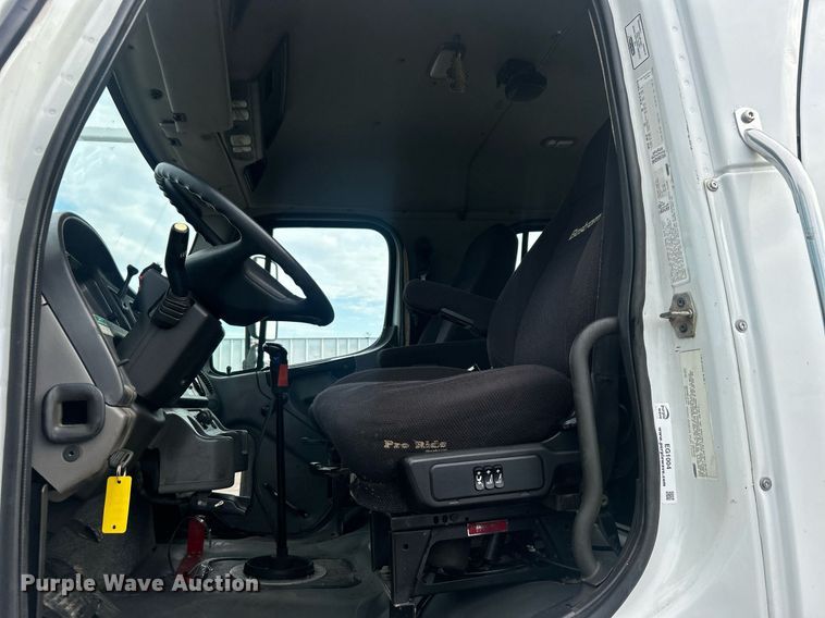 image for item EG1004 2007 Freightliner  Business Class M2 crane truck