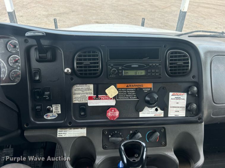 image for item EG1004 2007 Freightliner  Business Class M2 crane truck