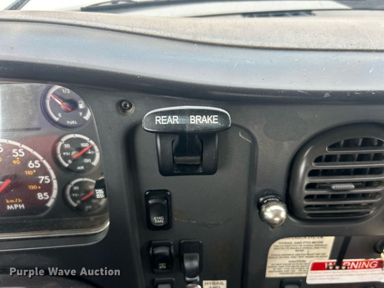 image for item EG1004 2007 Freightliner  Business Class M2 crane truck