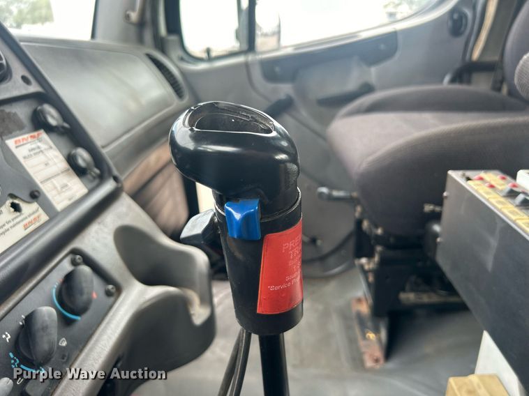 image for item EG1004 2007 Freightliner  Business Class M2 crane truck