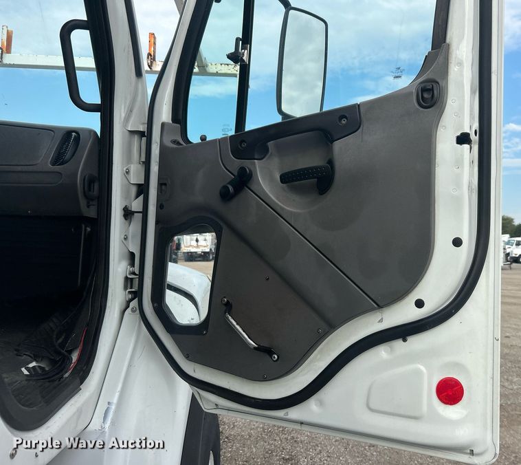 image for item EG1004 2007 Freightliner  Business Class M2 crane truck