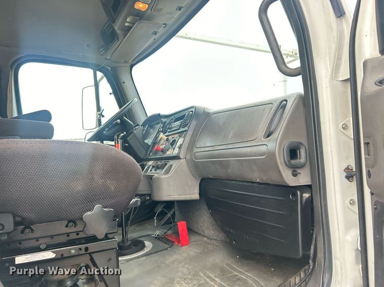 image for item EG1004 2007 Freightliner  Business Class M2 crane truck