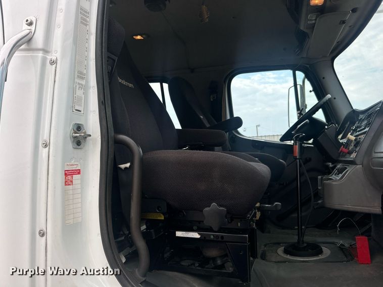 image for item EG1004 2007 Freightliner  Business Class M2 crane truck