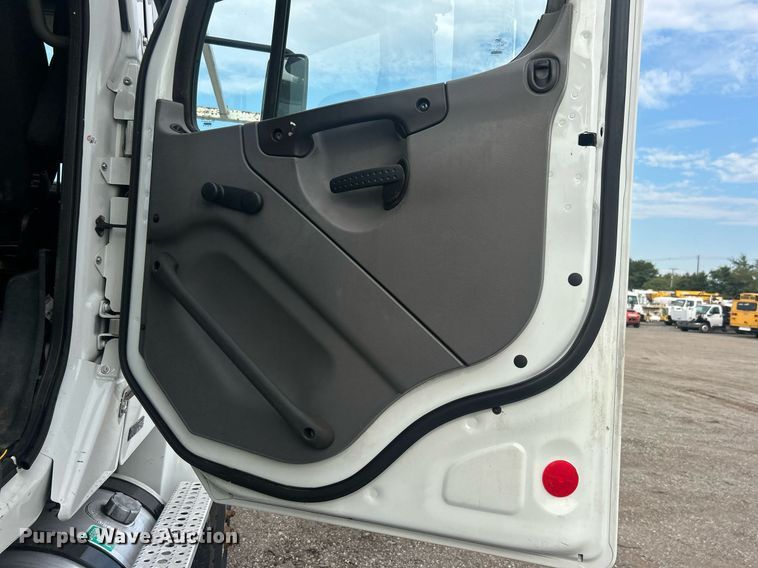 image for item EG1004 2007 Freightliner  Business Class M2 crane truck