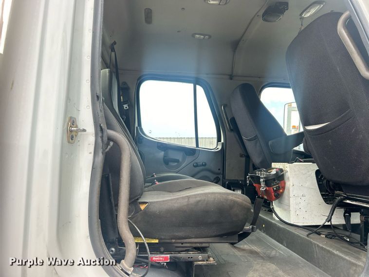 image for item EG1004 2007 Freightliner  Business Class M2 crane truck