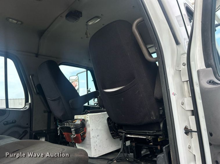 image for item EG1004 2007 Freightliner  Business Class M2 crane truck