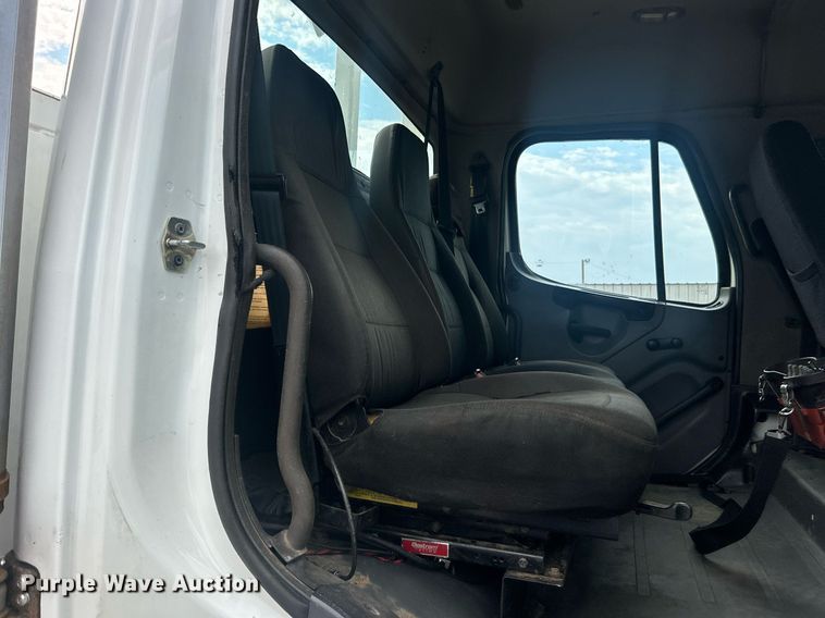 image for item EG1004 2007 Freightliner  Business Class M2 crane truck