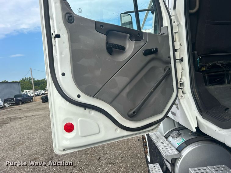 image for item EG1004 2007 Freightliner  Business Class M2 crane truck