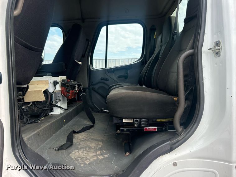 image for item EG1004 2007 Freightliner  Business Class M2 crane truck