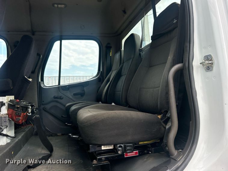 image for item EG1004 2007 Freightliner  Business Class M2 crane truck