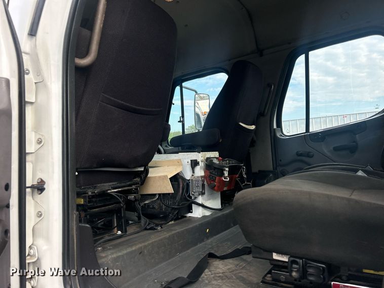 image for item EG1004 2007 Freightliner  Business Class M2 crane truck