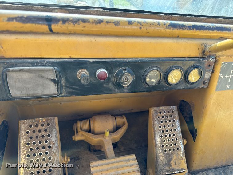 image for item EH6985 1993 Caterpillar 953B track loader