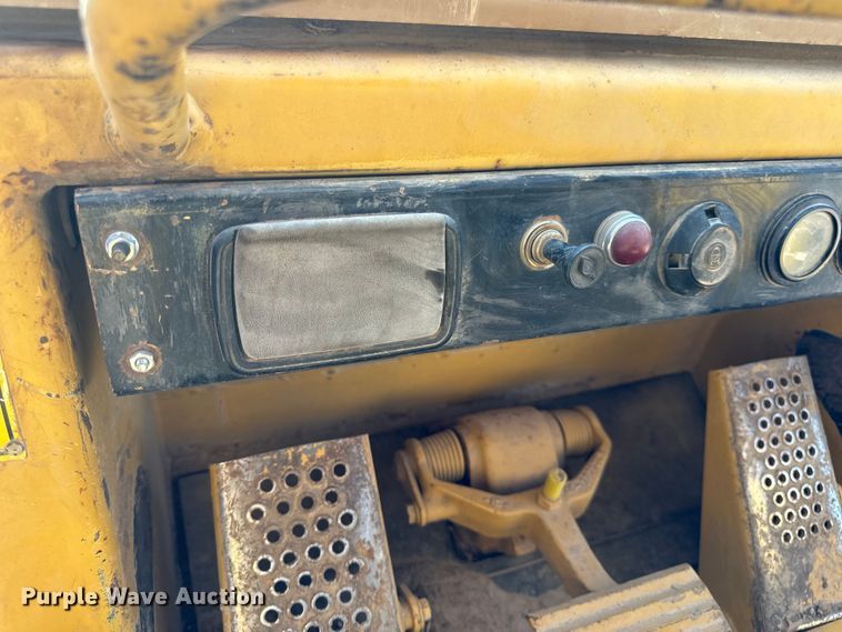 image for item EH6985 1993 Caterpillar 953B track loader