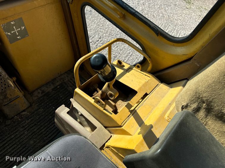 image for item EH6985 1993 Caterpillar 953B track loader