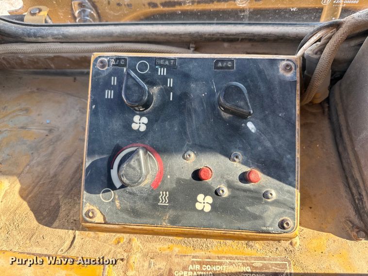 image for item EH6985 1993 Caterpillar 953B track loader