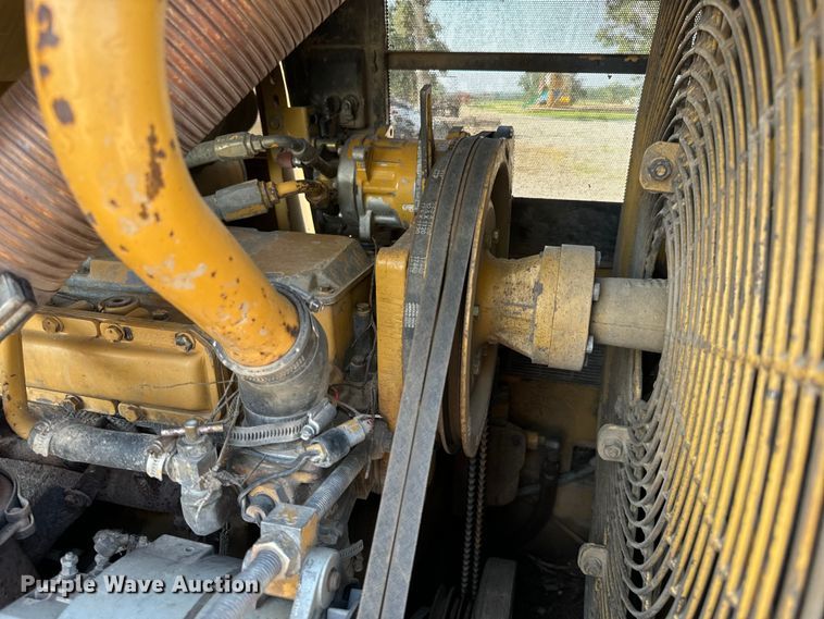 image for item EH6985 1993 Caterpillar 953B track loader