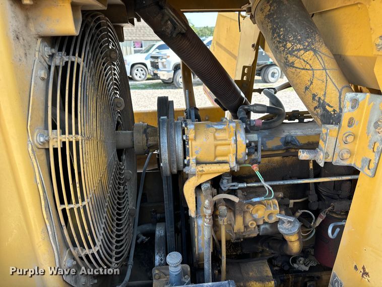 image for item EH6985 1993 Caterpillar 953B track loader