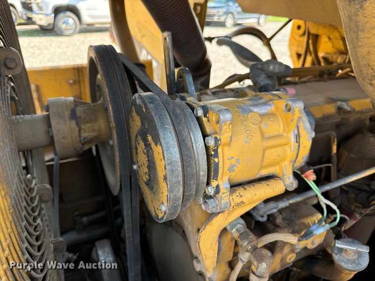 image for item EH6985 1993 Caterpillar 953B track loader