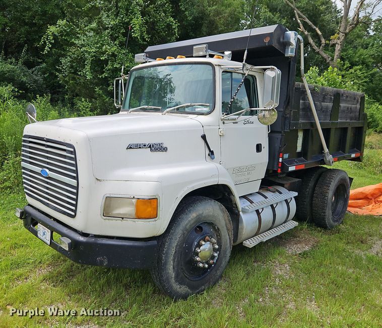 image for item EI3953 1993 Ford L9000 dump truck