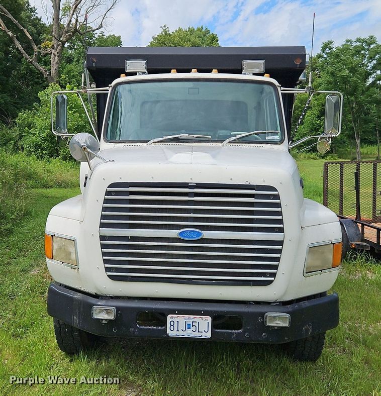 image for item EI3953 1993 Ford L9000 dump truck
