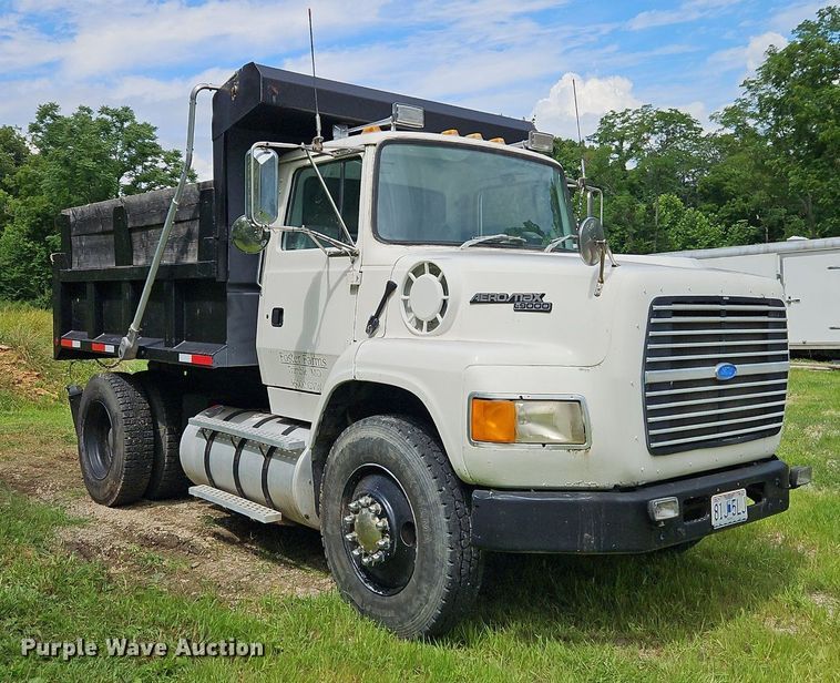 image for item EI3953 1993 Ford L9000 dump truck