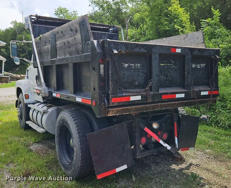 image for item EI3953 1993 Ford L9000 dump truck