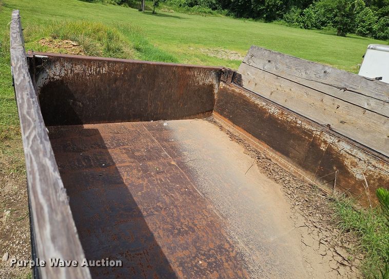 image for item EI3953 1993 Ford L9000 dump truck